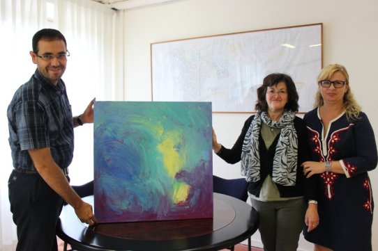 L'artista Montse Barros, al centre de la imatge, amb l'alcalde, Ignasi Giménez, i la regidora de cultura, Pepa Martínez