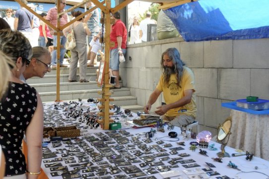 El Mercat d'Artesania va oferir diversos productes a la ciutadania durant tot el dia