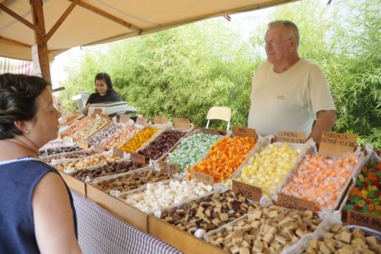 El Mercat d'Artesania va oferir diversos productes a la ciutadania durant tot el dia