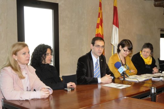 Les regidores de l'equip de govern i l'alcalde, en la roda de premsa celebrada el 3 de març de 2009