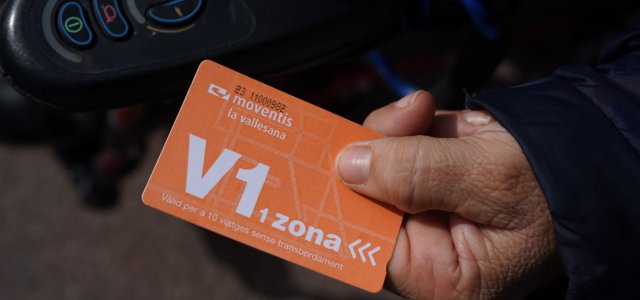 Es posa en marxa la targeta V1 taronja de transport adreçada a les persones amb diversitat funcional
